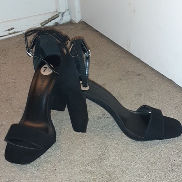 Heels - Picture 2 of 3